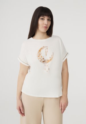 T-shirt bianco a maniche corte con grafica di una mezzaluna arancione decorata con elementi floreali e pendenti; tessuto morbido e vestibilità rilassata.