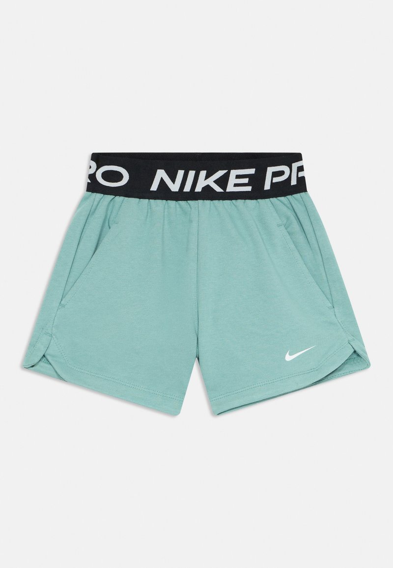 Pantalones cortos deportivos de color verde menta con cinturilla negra etiquetada "NIKE PRO" y un logo de Nike en blanco en el dobladillo. Tela suave, diseño ligero, dos bolsillos.