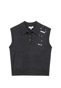 Ärmelloser, dunkelgrauer Polo-Sweater mit Kragen, drei goldenen Knöpfen und verschiedenen dekorativen Aufnähern und Verzierungen an einer Schulter.
