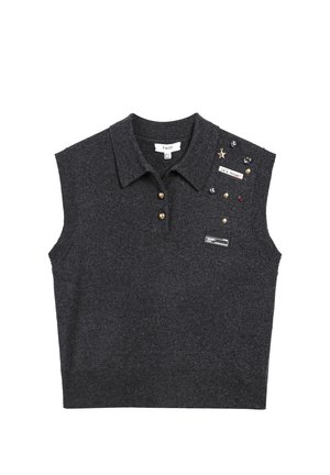 Mouwloze donkergrijze poloshirt met kraag, drie gouden knopen en verschillende decoratieve patches en versieringen op één schouder.