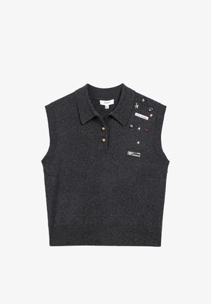 Maglione polo senza maniche di un grigio scuro, con colletto, tre bottoni dorati e varie toppe decorative e abbellimenti su una spalla.