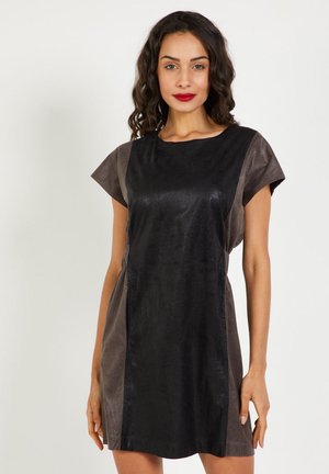 Outfitters Nation, VESTIDO RECTO BICOLOR CON BOLSILLOS Y CREMALLERA - Vestido informal - black