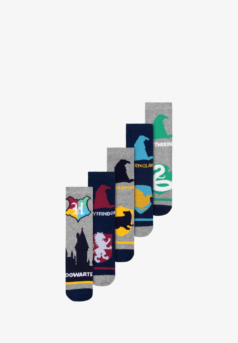 Cinque paia di calzini di cotone con diversi stemmi delle case di una scuola di magia, nei colori grigio, blu navy e verde, con schemi distintivi.