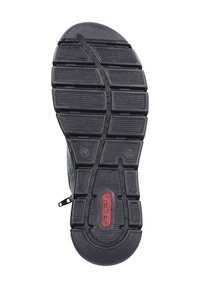 Czarna gumowa podeszwa zewnętrzna z wzorem bieżnika składającym się z rowków i wypustek. Zawiera czerwone logo „rieker” wkomponowane w design.