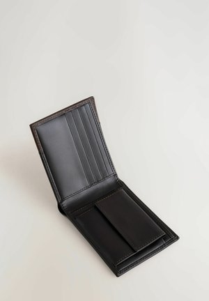 Braune Leder Geldbörse mit sechs Kartenfächern, einer zentralen Tasche und einer glatten, matten Oberfläche. Das offene Design zeigt die internen Fächer klar.