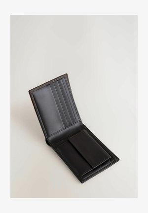 Braune Leder Geldbörse mit sechs Kartenfächern, einer zentralen Tasche und einer glatten, matten Oberfläche. Das offene Design zeigt die internen Fächer klar.