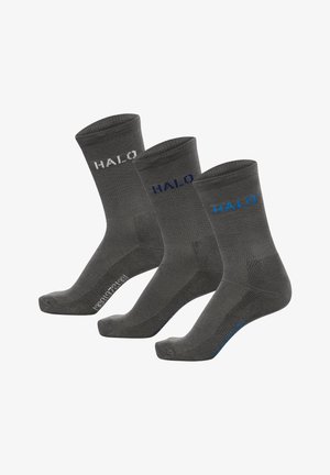 Drie donkergrijze sportsokken met "HALO" aan de bovenkant geschreven in wit, marineblauw en blauw, naast elkaar gelegd op een witte achtergrond.