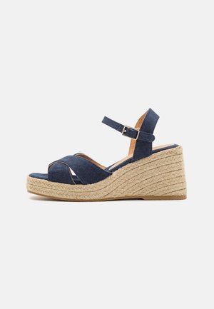 Mörkblå kilklackssandaler med öppen tå-design, justerbart ankelsnöre och sula inlindad med jute som har texturerad, flätad detalj.