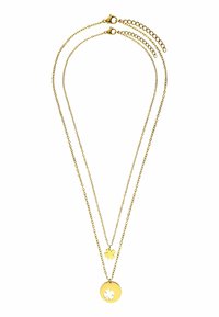 Collier multi-couches en or avec deux pendentifs : un disque rond et un trèfle, présentant des surfaces lisses et de fines maillons de chaîne.