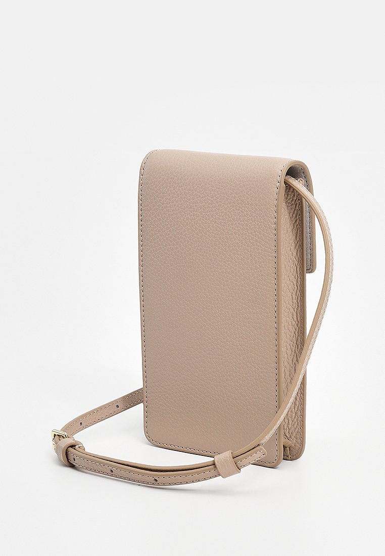 Beige strukturiertem Leder Crossbody-Handytasche mit verstellbarem Riemen und Klappenverschluss, aufrecht stehend vor einem weißen Hintergrund.