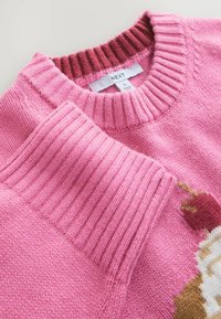 Maglione rosa a maglia con collo e polsini a coste. Design decorativo a cono gelato in marrone, crema e rosso. Texture morbida.