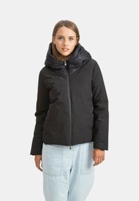 Czarna kurtka puchowa z wysokim kołnierzem i zapięciem na zamek. Charakteryzuje się gładkim, lekko błyszczącym wykończeniem oraz dopasowanym krojem.