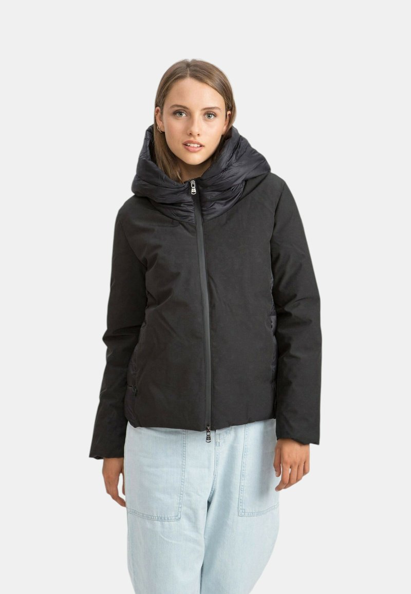 Czarna kurtka puchowa z wysokim kołnierzem i zapięciem na zamek. Charakteryzuje się gładkim, lekko błyszczącym wykończeniem oraz dopasowanym krojem.