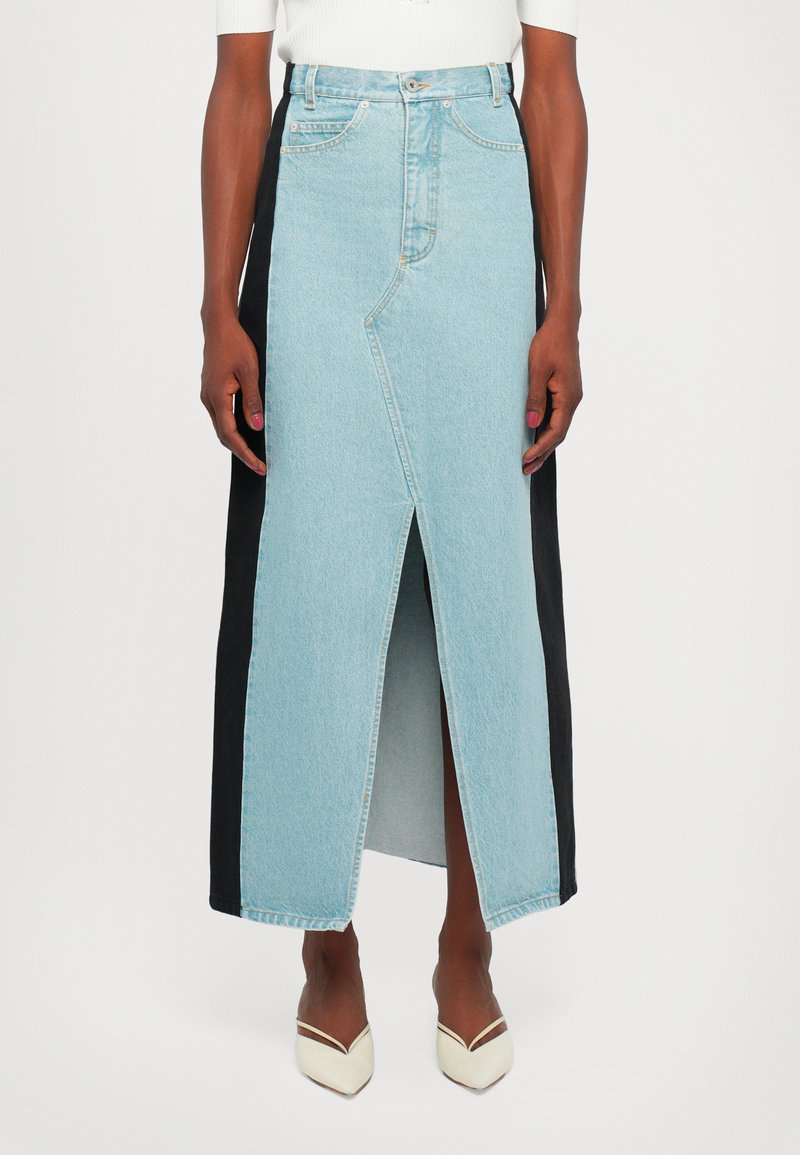 Gonna maxi in denim blu chiaro con pannelli laterali neri, caratterizzata da uno spacco frontale, passanti per cintura e il tradizionale design a cinque tasche.