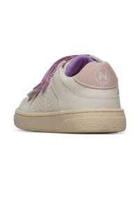 Sneaker bianco in pelle con accenti viola, cinturino texturizzato, dettagli perforati e suola in gomma beige chiaro. Logo stampato sul tallone.