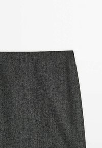 Grå kjol i fiskbensmönster gjord av texturerad tyg, med en åtsittande midja och rak skärning, lämplig för finare tillfällen.