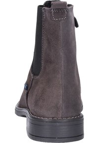 Tmavě šedé semišové kotníkové boty s elastickými bočními panely, uchem na stažení a kontrastními černými akcenty. Pevná gumová podrážka pro dlouhou životnost.