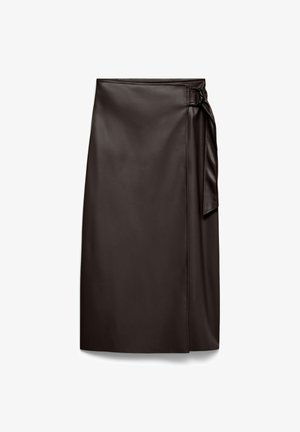 Falda midi de cuero sintético marrón oscuro con diseño envolvente y cinturón lateral con hebilla doble de anilla en D de metal sobre fondo blanco.