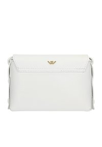 Witte leren clutch met een gestructureerde afwerking, gouden hardwareaccent aan de voorkant en een klep sluiting. Compact rechthoekig formaat.