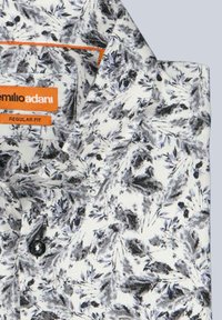 Knopfleiste-Hemd mit einem schwarz-weißen botanischen Druck auf hellem Hintergrund, mit einem stabilen Kragen und einem orangefarbenen Markenschild.