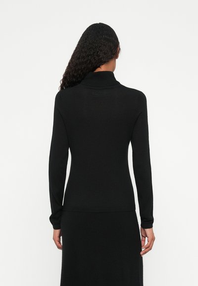 Pull noir à manches longues avec un col montant, texture lisse, silhouette ajustée et accents côtelés aux poignets et à l'ourlet.
