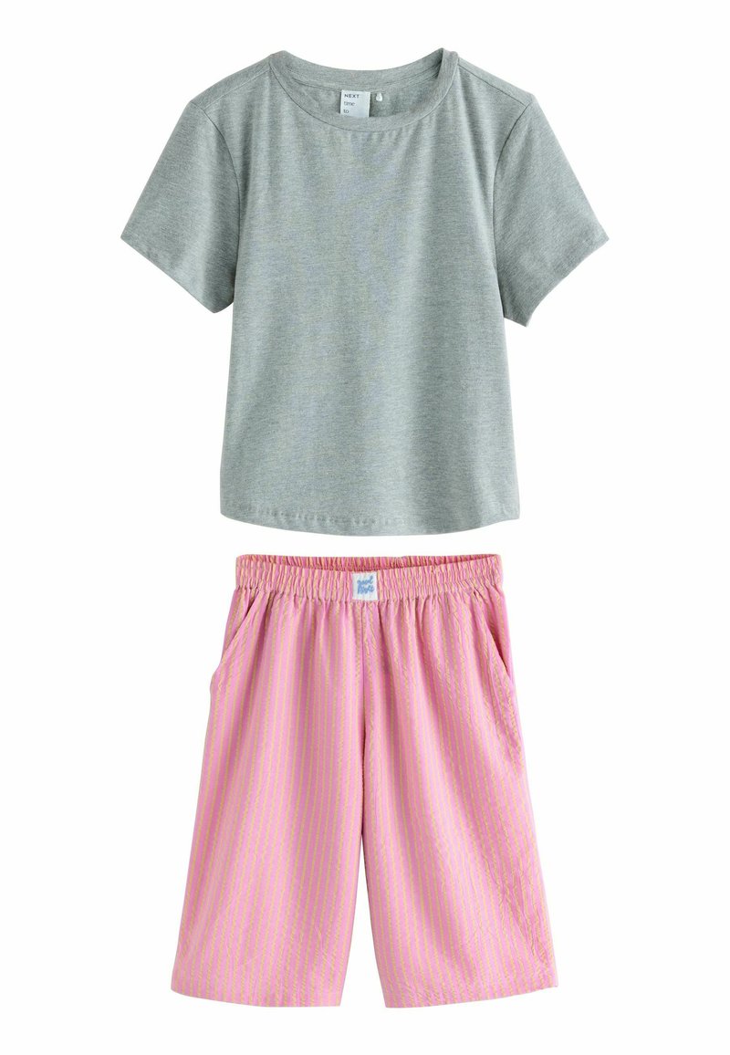 Grå kortärmad T-shirt med rund halsringning, matchad med rosa och gula randiga shorts med elastisk midja och fickor.