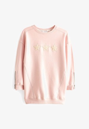 Pull léger rose avec un col côtelé, un dos boutonné avec un accent en argent et un tissu doux et texturé.