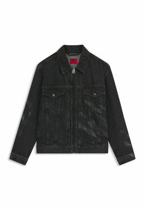 Schwarze Denimjacke mit Reißverschluss, zwei Brusttaschen und einem strukturierten Muster an den Ärmeln. Klassischer Kragen und strukturiertes Design.