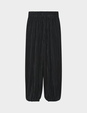 Μαύροι πλισέ παντελόνες άνετης εφαρμογής με ελαστική μέση και μαζεμένα άκρα, σε απλό ανοιχτό γκρι φόντο.