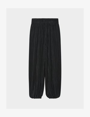 Schwarze, plissierte, locker sitzende Hose mit elastischem Bund und gerafften Knöcheln vor schlichtem, hellgrauem Hintergrund.