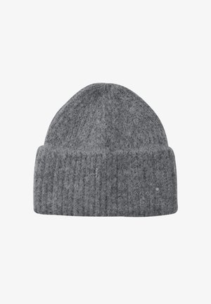 Harmaa neulottu pipo, jossa on tiukka resorireuna, pehmeä, teksturoitu pinta ja pyöreä päälliosa.