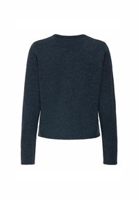 Tamno plavi pleteni pulover s dugim rukavima, okruglim izrezom i ravnim rubom, koji se odlikuje mekanom teksturom i minimalističkim dizajnom.