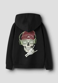 Juodas džemperis su kapišonu, kuriame pavaizduotas skeletas su ausinėmis ir bordo spalvos kepure, tekstu „COOL DUDE“ ir rankos gestu.