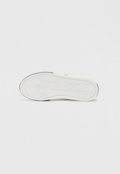 Fehér gumi sportcipő talp halszálka mintával, kék díszítéssel a saroknál, és az "OFF-WHITE" felirat bemélyesztve a középső rész közelében.