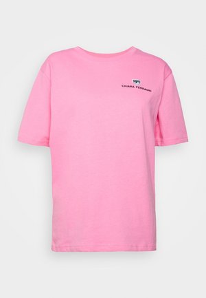 Roze T-shirt met korte mouwen, ronde halslijn en kleine zwarte ""Chiara Ferragni"" tekst en ooglogo op de linkerborst.