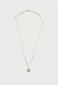 Ασημένιο κολιέ με αλυσίδα και μενταγιόν σε σχήμα ήλιου με λεπτομερειακό σχέδιο προσώπου, τοποθετημένο επίπεδα σε λευκό φόντο.