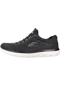 Chaussure de sport noire avec une tige en mesh respirant, surface texturée, semelle d'amorti blanche, lacets contrastants et un logo bien visible sur le côté.
