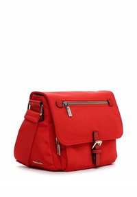 Czerwona nylonowa torba listonoszka z klapką, przednią kieszenią na zamek, regulowanym paskiem i zapięciem z klamrą. Gładka faktura i prostokątny kształt.