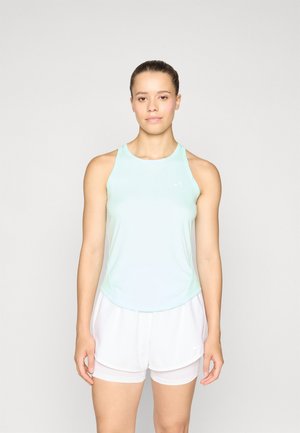 Top de tip tank light mint, cu o textură fină și design racerback, asortat cu șorturi albe care au o talie elastică și detalii cu logo.