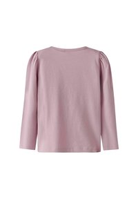 Chemise à manches longues en coton rose doux, avec un col rond et des détails froncés sur les épaules. Texture simple et lisse.