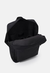 Pier One Dagryggsäck - black