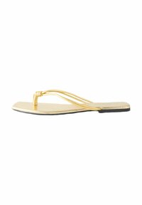 Platt flip-flop sandal med en gyllene metallisk finish, med tre smala remmar och en svart sula. Slät textur, minimalistisk design.