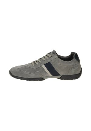 Grauer Wildledersneaker mit schwarzer Sohle, grauen Schnürsenkeln und dekorativen schwarzen und beigen Seitenstreifen, im rechten Profil gezeigt.