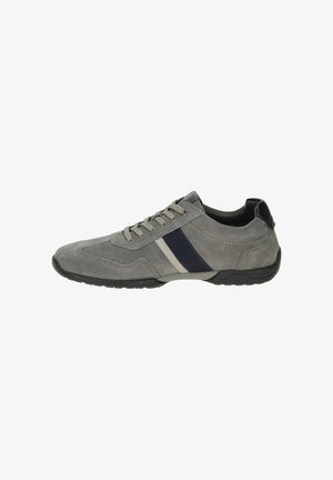 Grauer Wildledersneaker mit schwarzer Sohle, grauen Schnürsenkeln und dekorativen schwarzen und beigen Seitenstreifen, im rechten Profil gezeigt.