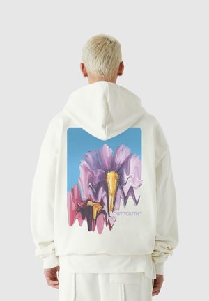 Hvit hettegenser med et stort grafisk design av abstrakte blomster i rosa og lilla mot en blå bakgrunn, med teksten "LOST YOUTH™" under.