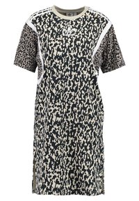 Šaty s krátkým rukávem Adidas s černobéžovým abstraktním potiskem, bílými pruhy na ramenou a logem Adidas na hrudi.