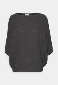 Maglietta over-size grigio scuro con scollatura a barca, vestibilità ampia e tessuto testurizzato. Presenta maniche larghe e un orlo leggermente curvo.