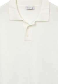 Weißes Strick-Polohemd mit Kragen und zwei Knöpfen, Größe L, Markenlabel "Calliope" im Nacken sichtbar.