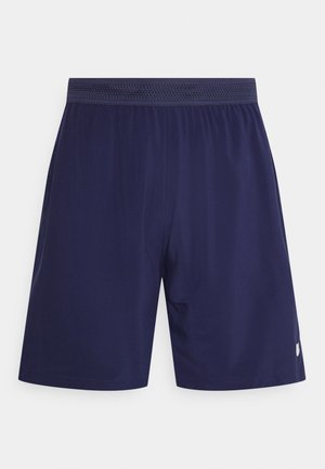 Marineblauwe sportshorts met elastische tailleband, lichtgewicht stof en klein logo nabij de onderzoom op een effen achtergrond.