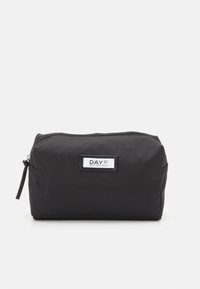Zwart reistasje gemaakt van duurzaam stof, met een ritssluiting, rechthoekige vorm en een label met "DAY ET" in witte letters.